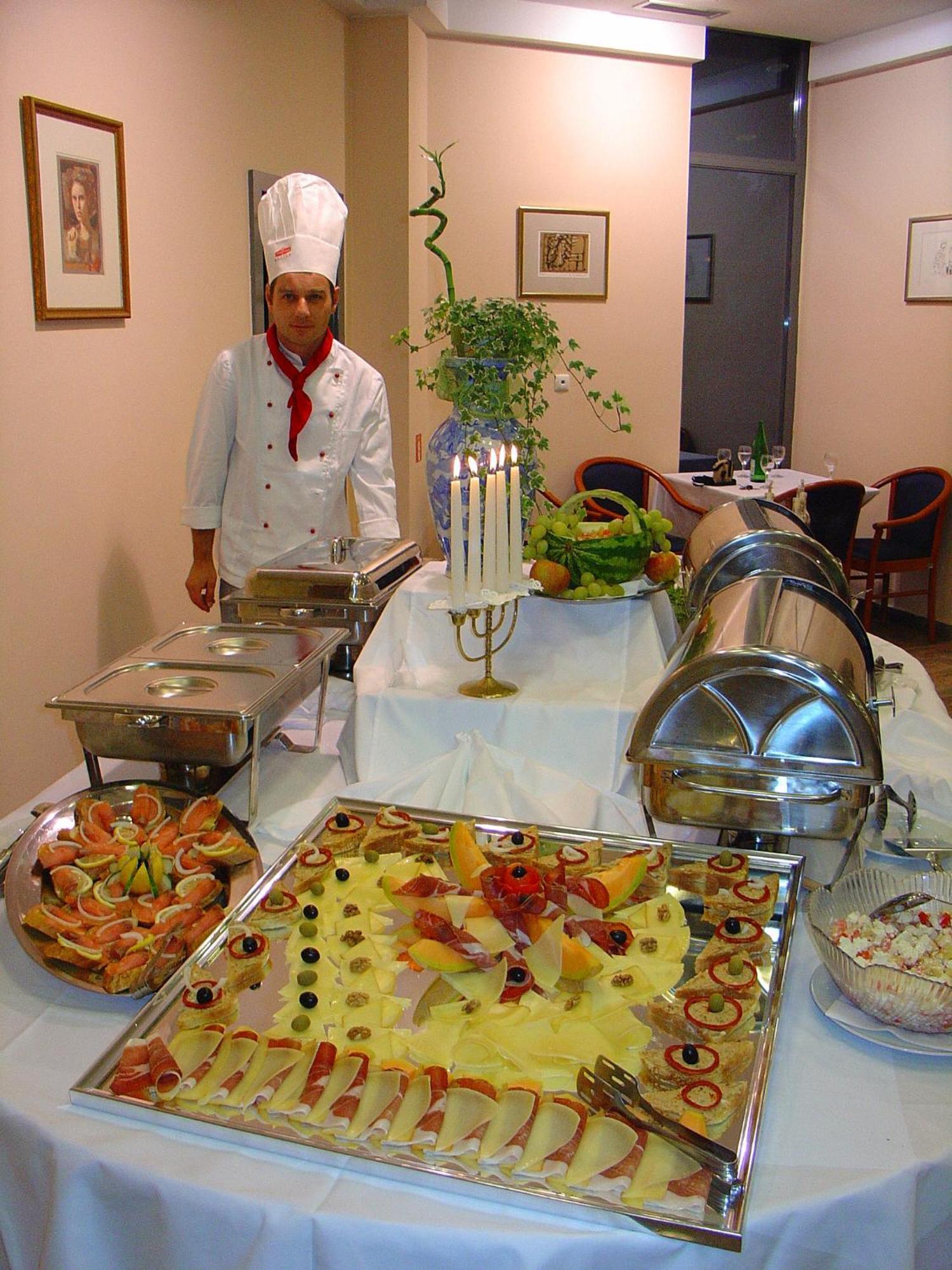 Hotel Europa Karlovac Zewnętrze zdjęcie